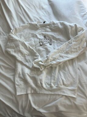 Nike White Crewneck Sweatshirt
